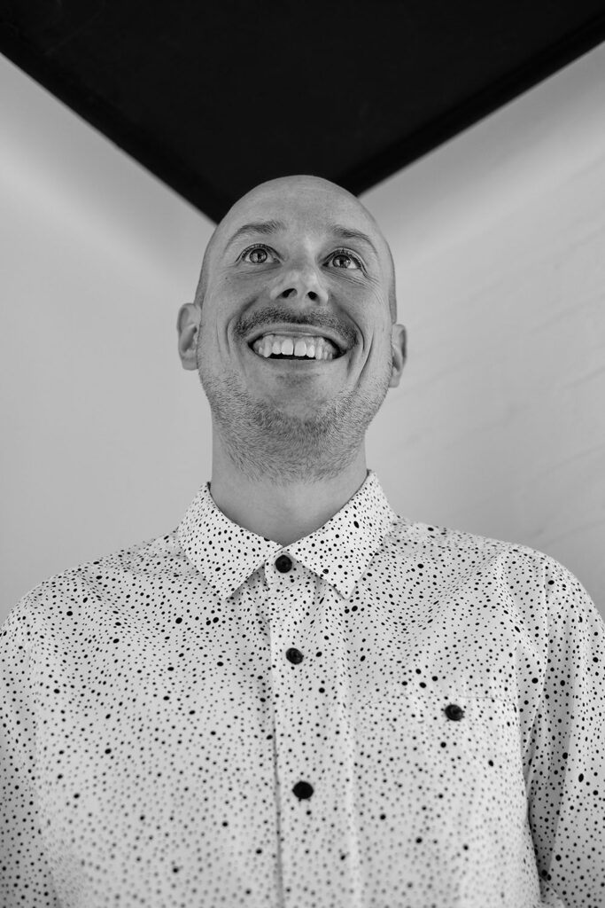 Contactez LeBon pour vos besoins en narration, ambiance musicale et création de moments sur mesure